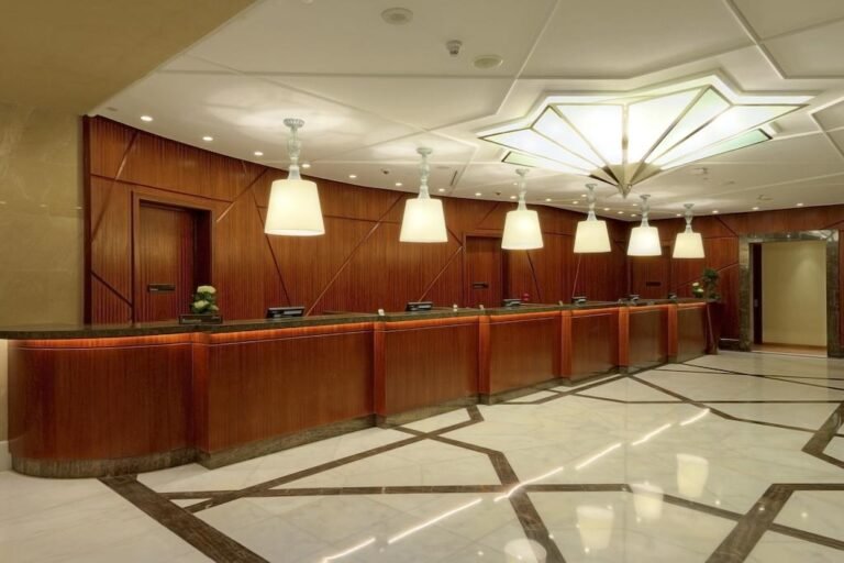 Hilton_Suites_Hotel_Counter